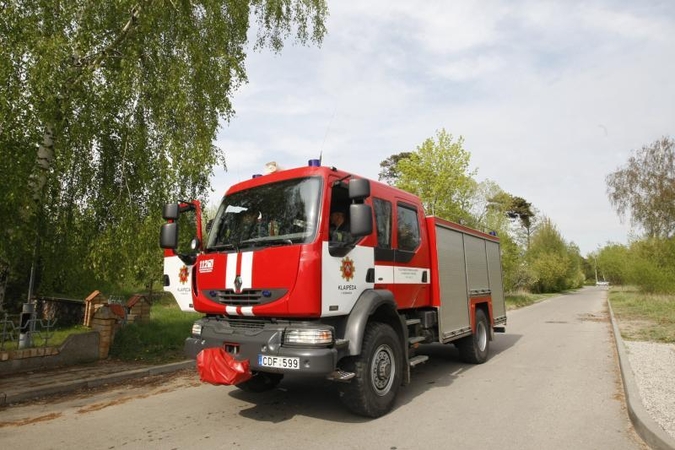 Naktį pajūryje padegti pervežimų bendrovės vadovo mersedesai 