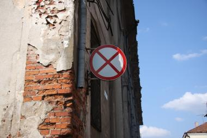 Kelių ženklas kabo, tačiau jo paskirtis - neaiški
