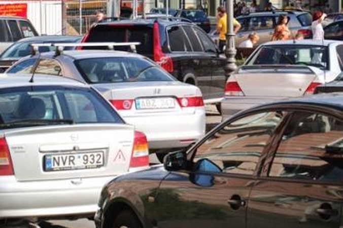 Naujų automobilių rinka sausį smuko 45 procentais