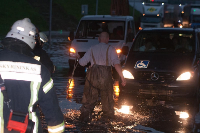 Ugniagesiai išgelbėjo per potvynį skendusius lenkus