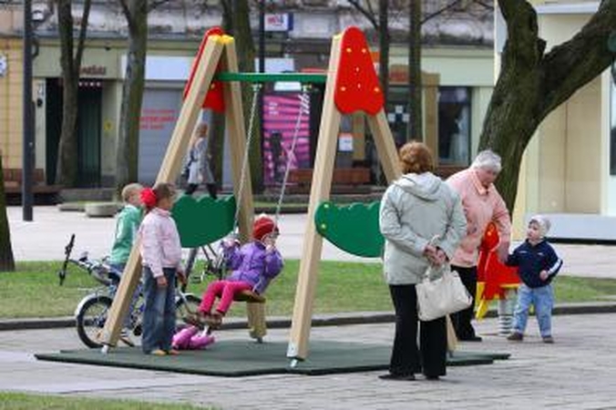 Nauja žaidimų aikštelė prie Soboro jau sulaukė vaikų