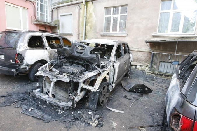 Malūnininkų gatvėje liepsnojo penki automobiliai (atnaujinta)