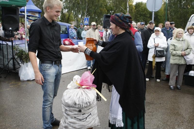 Palangos Turgaus šventės naujovė - obuolių valgymo čempionatas