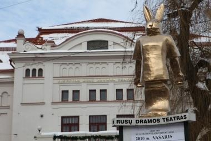 Šalia teatro išdygo trijų metrų aukščio Zuikis Pleibojus