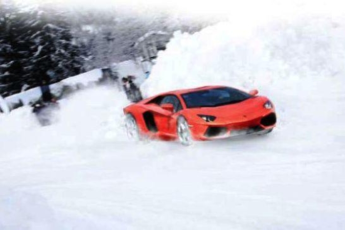 Pamokos su „Lamborghini Aventador“ žiemą. Ar ne per brangu?