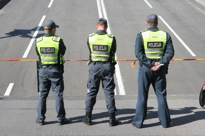 Du vyrai ir moteris klaipėdiečius patrulius apmėtė gėlėmis