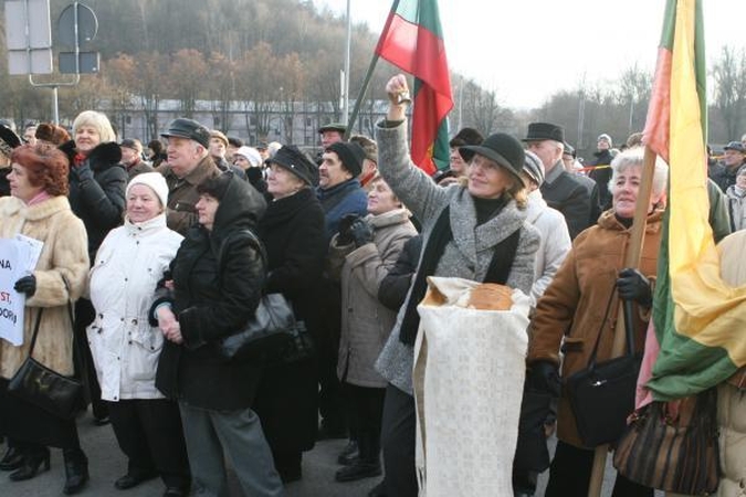 Prieš oligarchus mitingavo keli šimtai žmonių (papildyta)