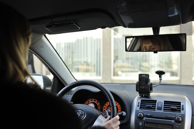 Nors mirk iš juoko: blondinės bandymai pastatyti automobilį
