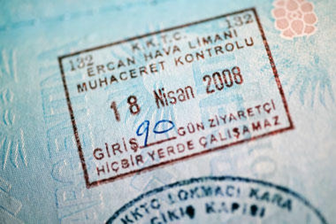 Tūkstančiai britų kasmet savo pasus išmeta su šiukšlėmis
