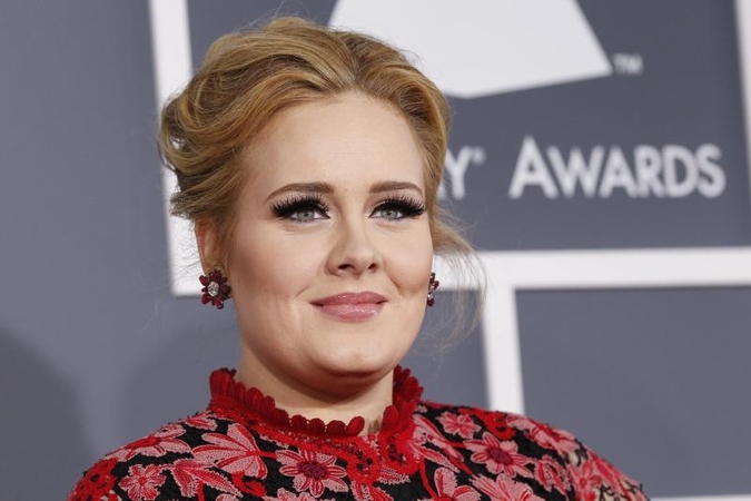 Kodėl ji vilki suknelę iš užuolaidų? (keista Adele apranga) (foto)