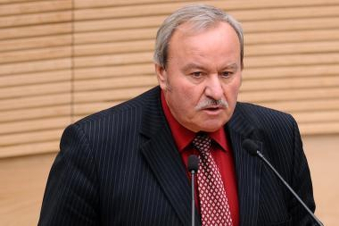 Baigiantis Seimo sesijai - skandalas dėl himno ir kai kurių parlamentarų blaivumo
