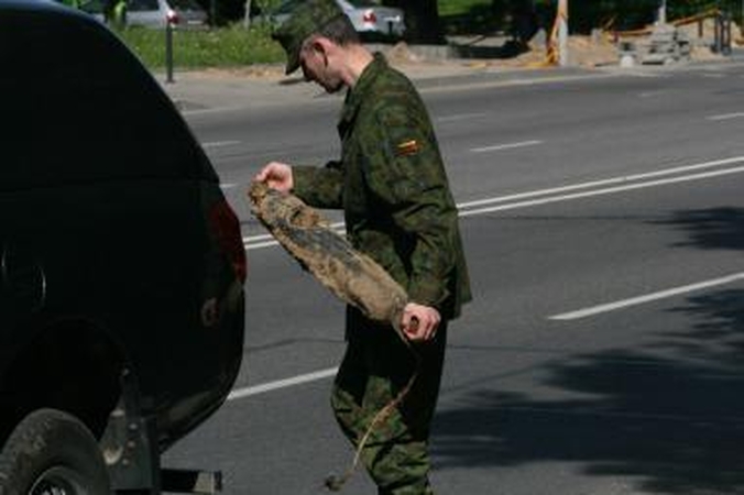 Naikinamas didžiulis sprogmenų radinys