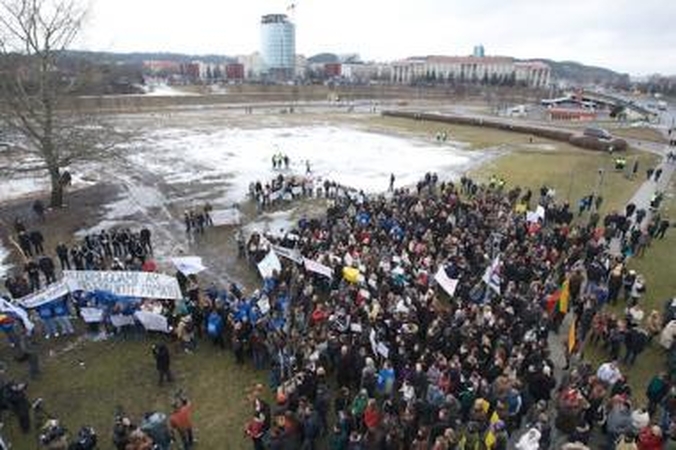 Studentų mitingas baigėsi taikiai (papildyta)