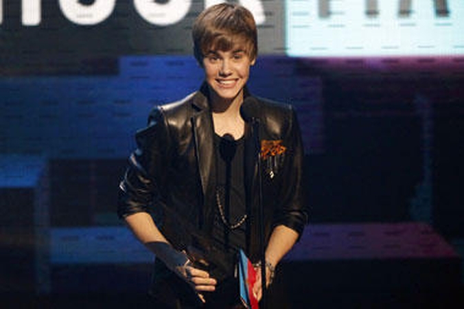 Justinas Bieberis vidury gatvės pametė kelnes (foto)