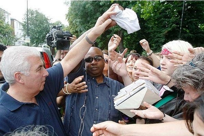 A.Winehouse tėvas gerbėjams dalino atlikėjos drabužius