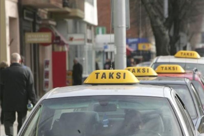 Agresyvus rūkorius iškūlė cigarete nepavaišinusio vyro mašinos stiklą