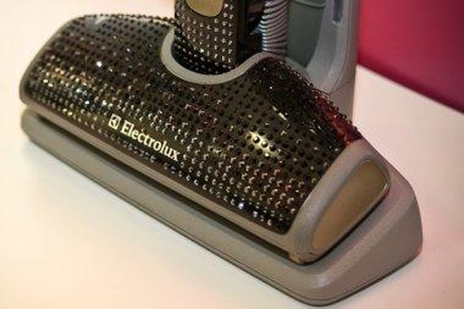 Lenkas dulkių siurblį papuošė "Swarovski"