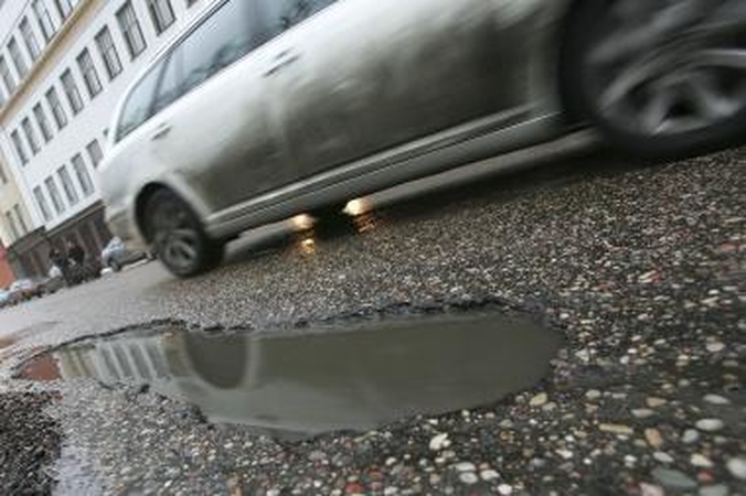Persūdytose gatvėse veriasi duobės (papildyta)
