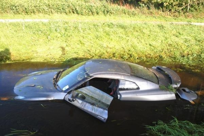 „Nissan GT-R“: dėl didelio greičio  - tiesiai į šalikelės griovį