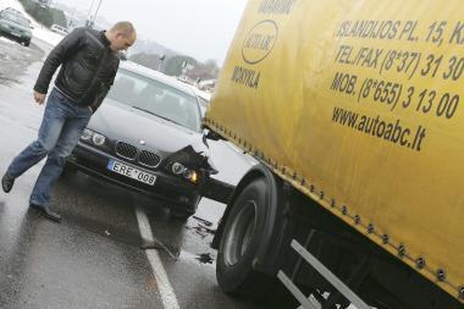 Naktį gausiai pasnigus per avariją sužaloti keli žmonės (papildyta)