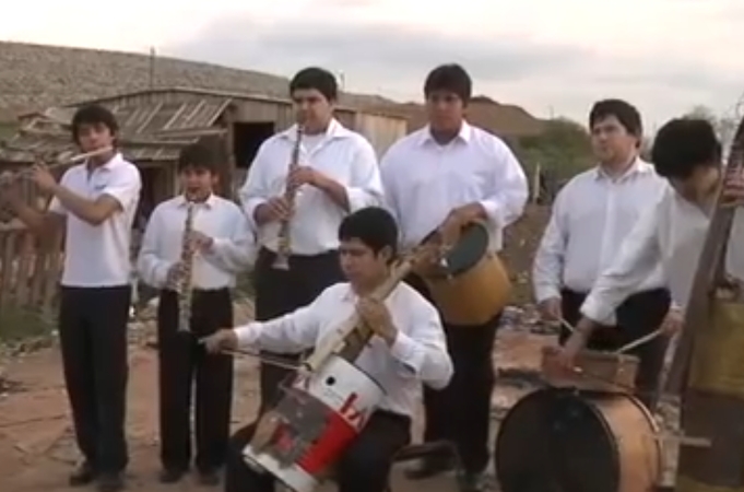 Paragvajaus jaunimo orkestras groja instrumentais iš šiukšlių 