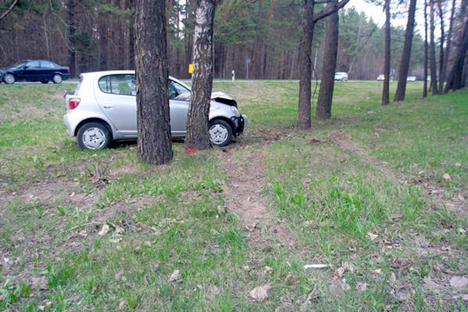 Nemenčinės plente automobiliui atsitrenkus į medį nukentėjo moteris