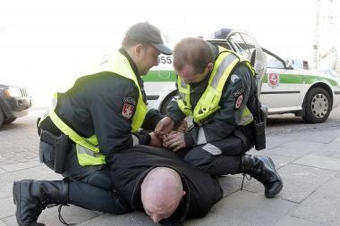 Sostinės kriminalai: sučiuptas vandalas, marškinukus atėmę jaunuoliai