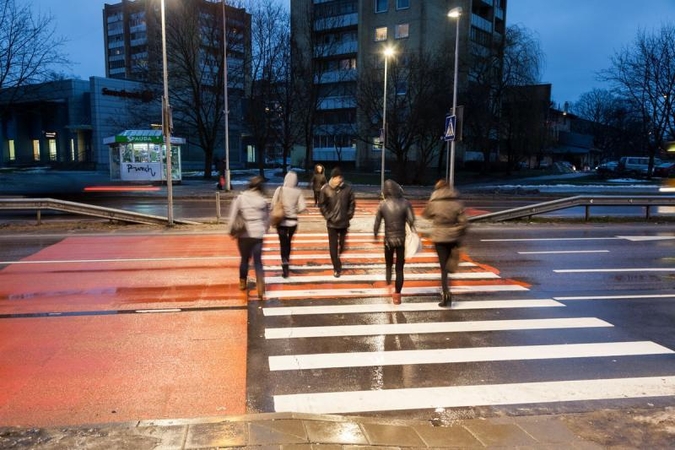 Perėjas apšvies pasinaudoję saulės energija?