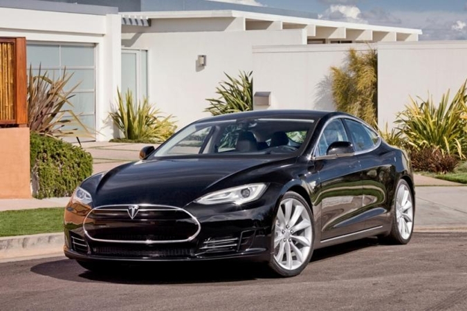 Iššūkis „Porsche“: „Tesla Model S“ bus greitesnis už „911 Carrerą“