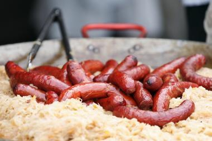 Salmonelėmis užterštos dešrelės Lietuvos rinkos nepasiekė