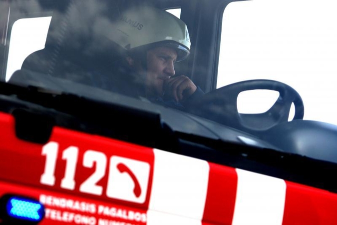 Gausios ugniagesių pajėgos Klaipėdos rajone gesina šieną