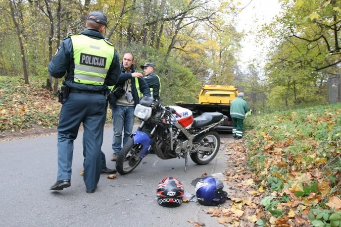 Sprukdami nuo policijos motociklininkai rėžėsi į patrulių automobilį