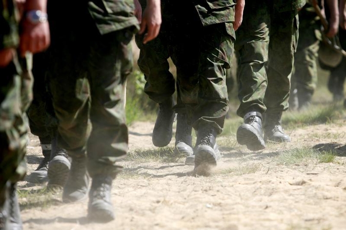 Politikų, teisėjų, karių algos bazinis dydis dar gali likti sumažintas