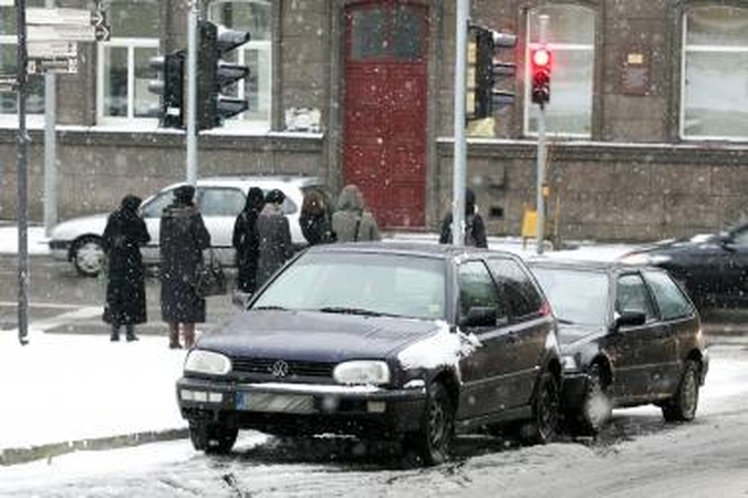 Draudikų prognozė: dėl sniego ir plikledžio gali dvigubai padaugėti avarijų