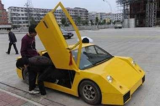 „Lamborghini“ – kino rankomis