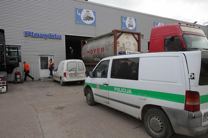Klaipėdoje chemikalais apsinuodijo du mašinų plovyklos darbininkai 
