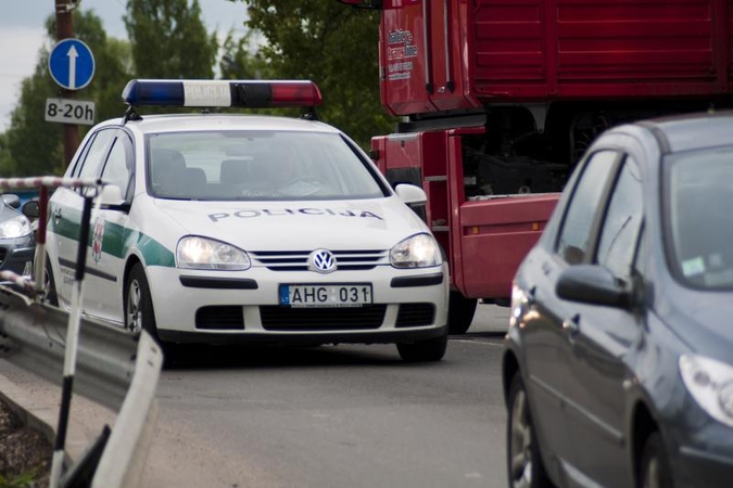 Policija tramdė pervažose netinkamai besielgiančius vairuotojus