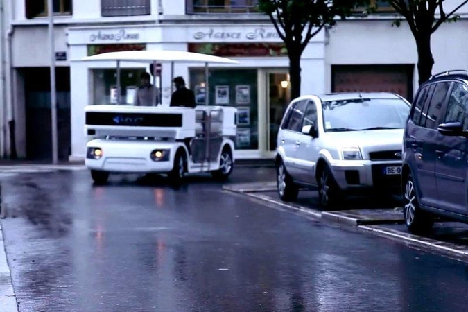 Pirmasis automobilis-robotas, „teoriškai“ praleidžiantis pėsčiuosius