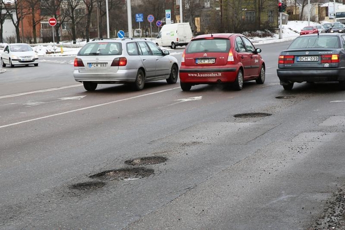Spąstai automobiliams: pavasaris gatvėse vėl atveria duobes