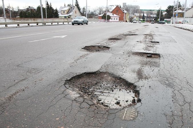 Kauno gatvių krateriai mašinas laužys bent iki pavasario
