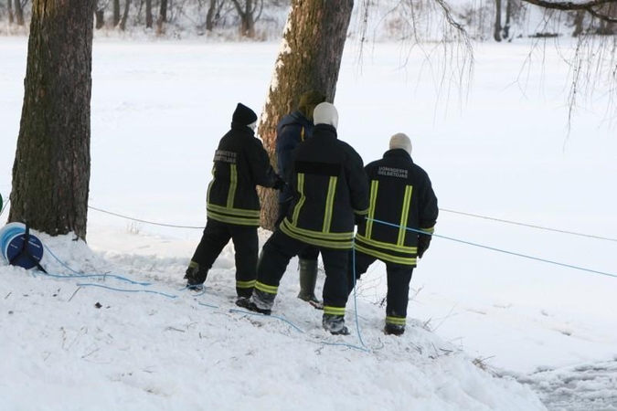 Klaipėdoje namo skubėjęs grįžti vyras įlūžo į tvenkinį 