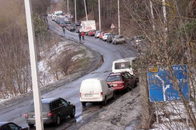 Susidūrę autobusai Kaune užtvėrė Raudondvario tiltą (papildyta)