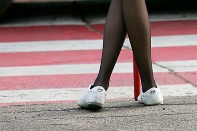 Policija ieško mačiusių kaip „Peugeot 306“ partrenkė moterį