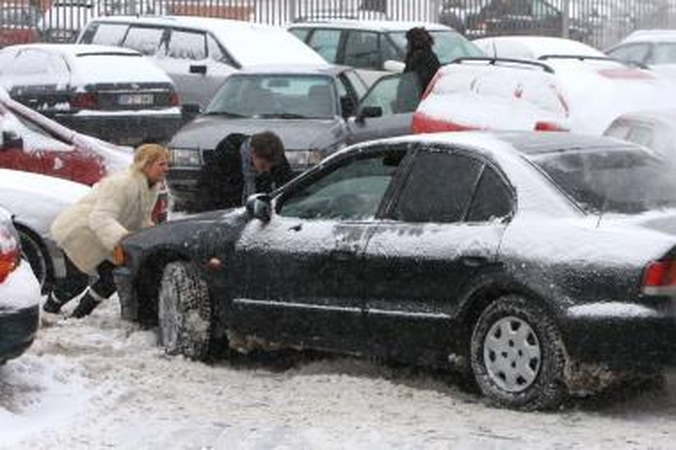 Kaune eismo sąlygos sudėtingos (dar papildyta)