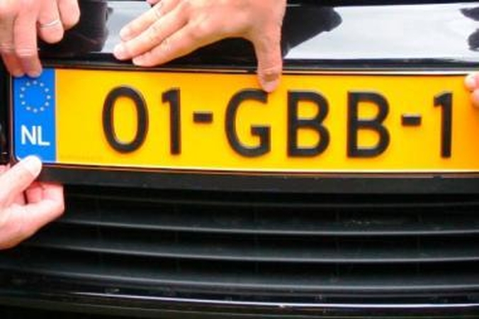 Olandijoje atšaukti "fašistiniai" automobilių numeriai