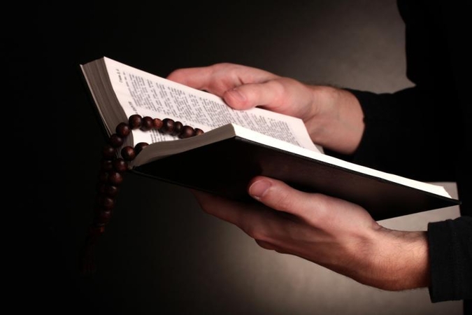 Izraelio deputatas viešai sunaikino Naujojo Testamento egzempliorių