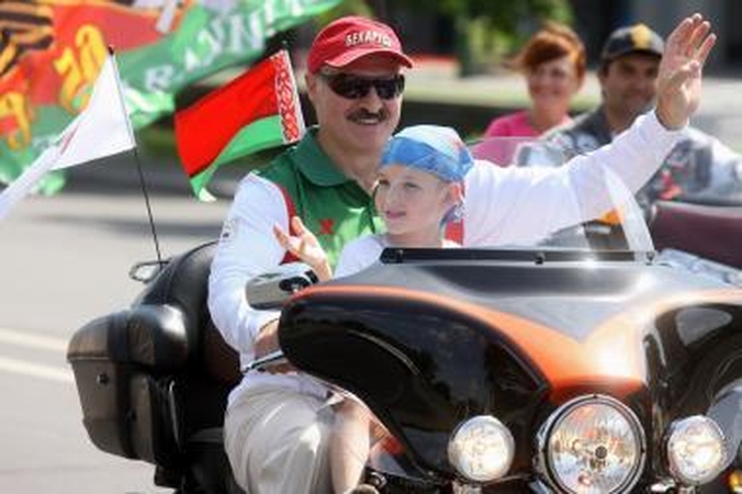 Batka į Lietuvą atvyksta su įpėdiniu 