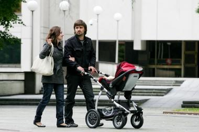 Vyriausybė siūlo leisti pamainomis dirbantiems tėvams sumuoti "tėvadienius"