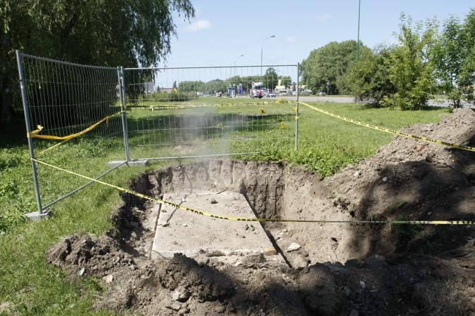Tris savaites iš duobės kylantys garai nustebino klaipėdiečius