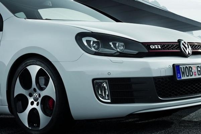 Nenustayti asmenys išdaužė automobilio žibintus